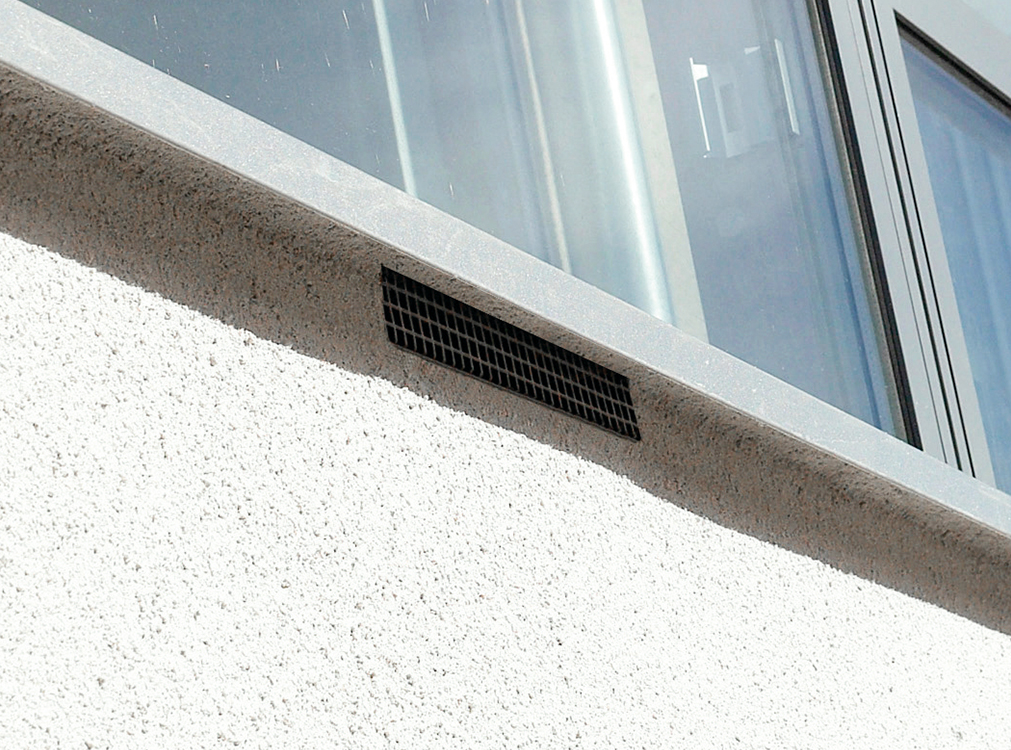 Ett exempel på ljuddämpande kanal med dolt luftintag under fönsterbleck.